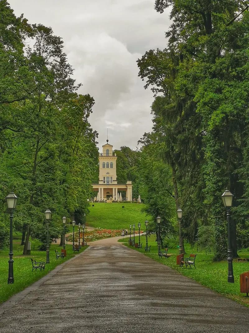 Vidikovac okružen drvećem u parku Maksimir
