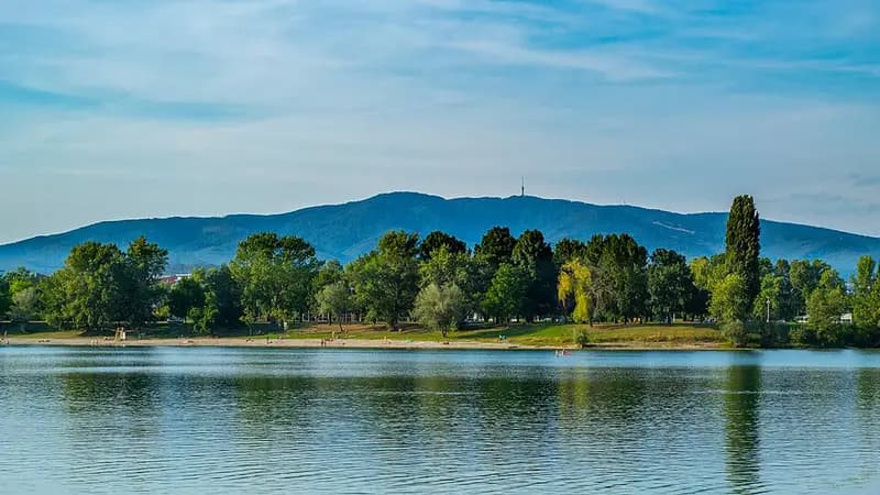 Jarunsko jezero s Medvednicom u pozadini