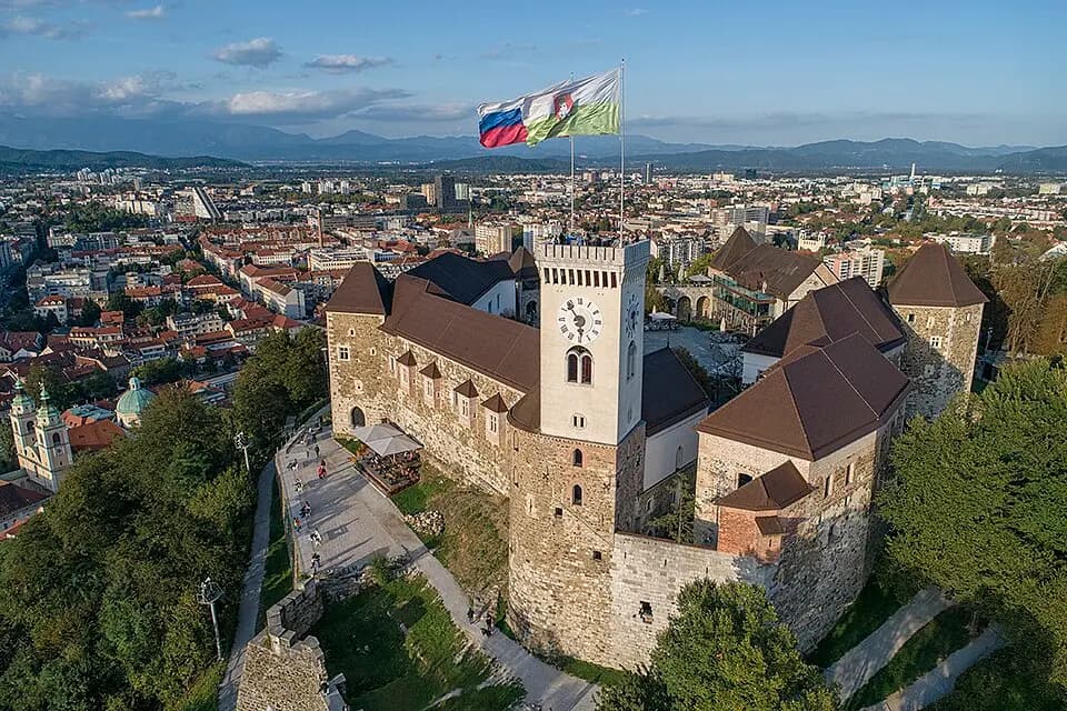 Ljubljanski grad na brdu s pogledom na Ljubljanu