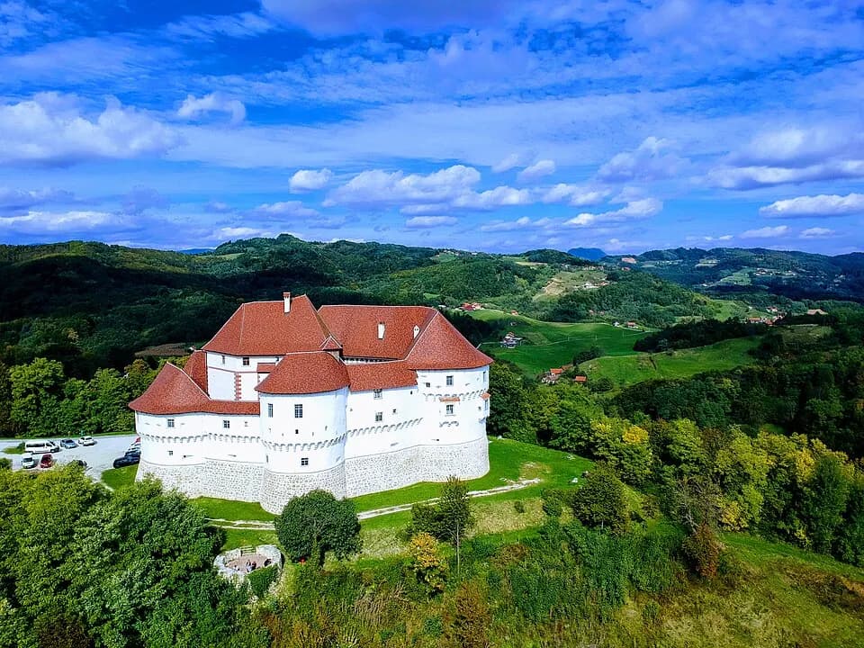 Veliki Tabor s crvenim krovovima okružen zagorskim brežuljcima