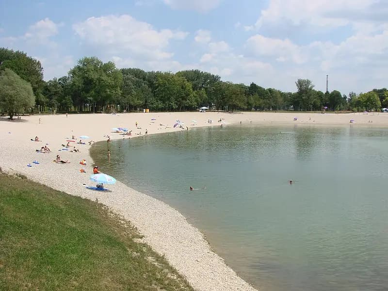 Obala jezera Bundek u Zagrebu