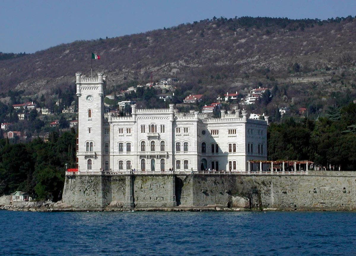 Dvorac Miramare uz more pokraj Trsta