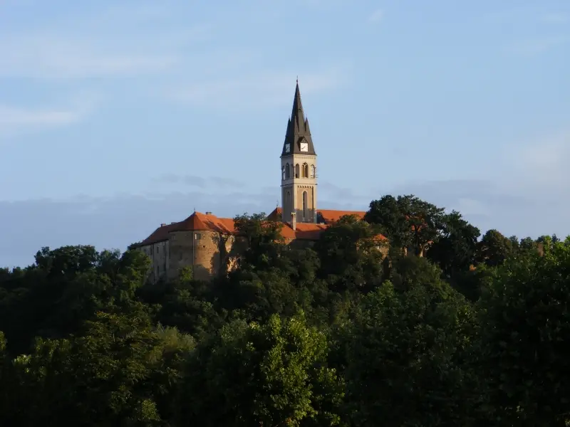 Pogled na tvrđavu i samostan u povijesnoj jezgri Iloka