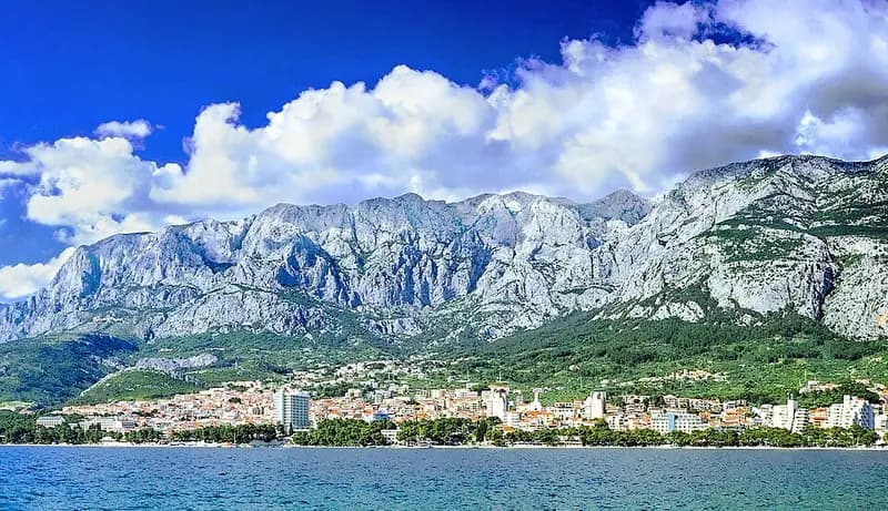 Biokovo iznad Makarske, pogled s mora