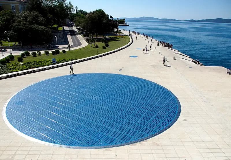 Kružna instalacija Pozdrav Suncu uz zadarsku obalu