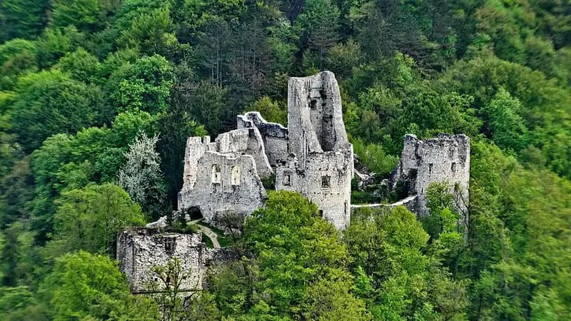 Ruševine Staroga grada Samobora među zelenilom