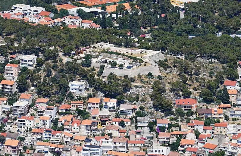Pogled iz zraka na tvrđavu Barone u Šibeniku